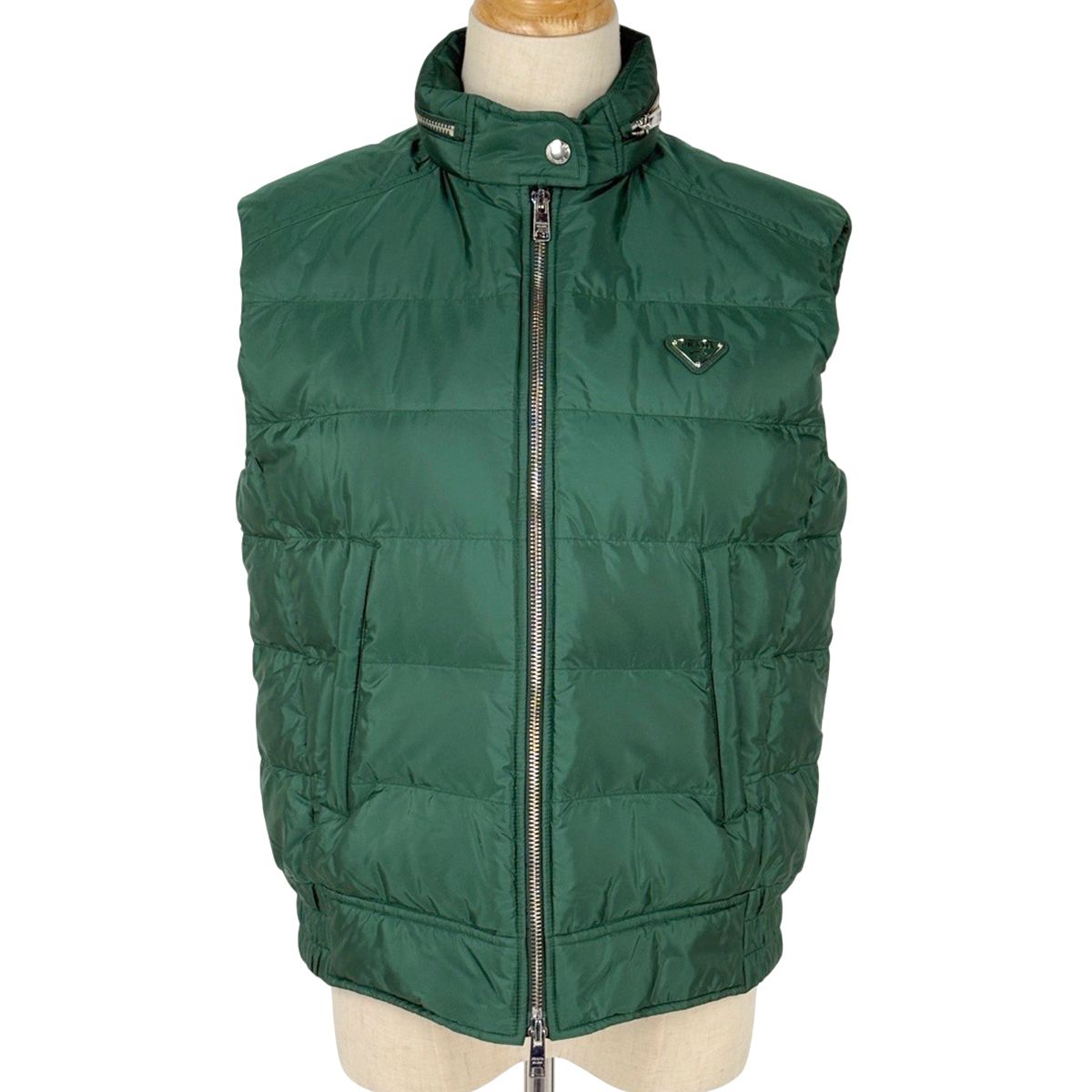 PRADA ダウンベスト グリーン Mサイズ プラダ PRADA ロゴプレート ダウンベスト 防寒 ダブルジップ フード