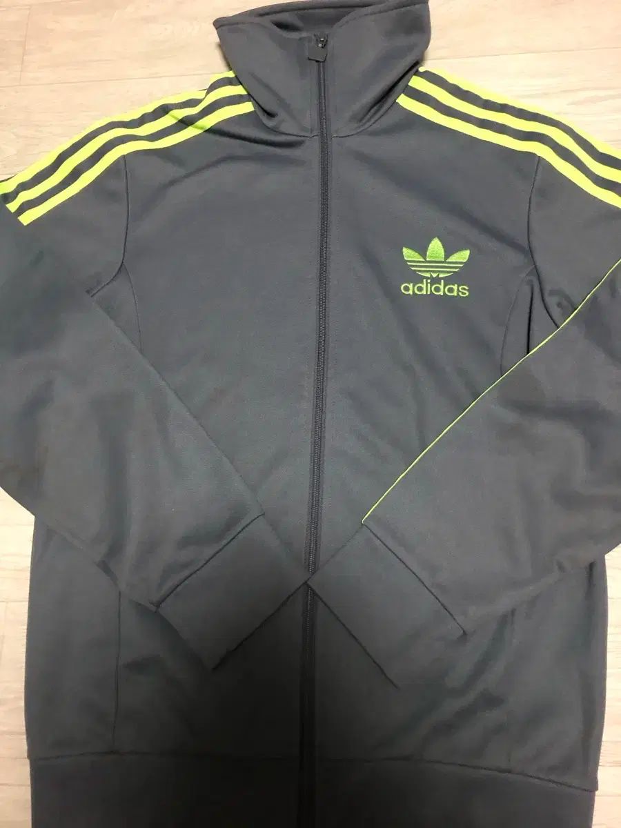 アディダス グレー 蛍光 ジャージ