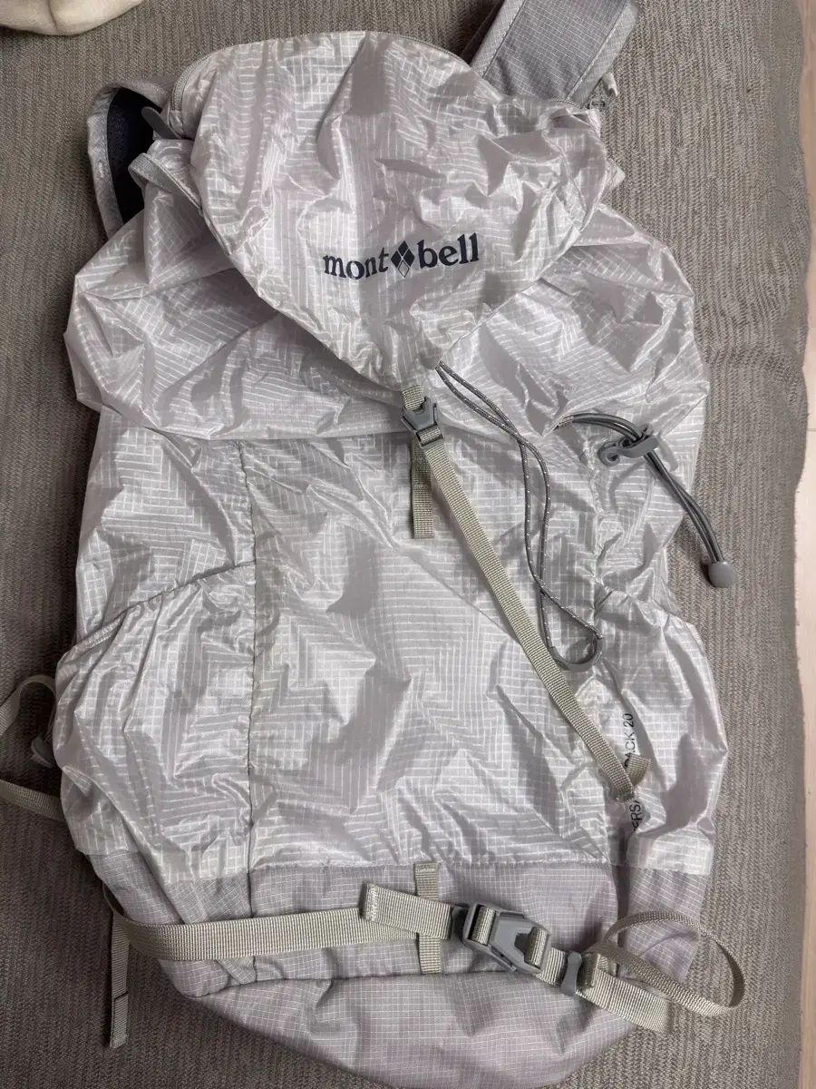 モンベル バーサライト 20 L バックパック 白