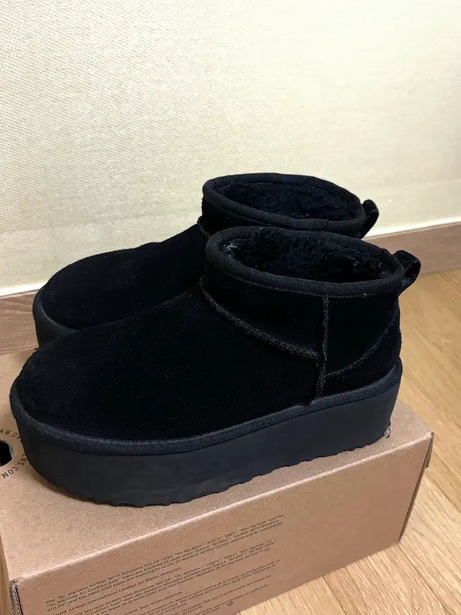 UGG アグ ウルトラ ミニ フラットフォーム ブラック 240