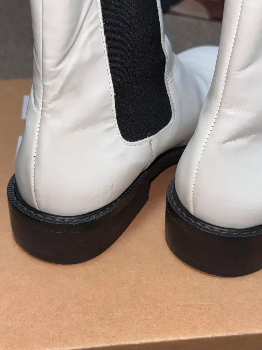  MOVE スタシ スクエアトゥ チェルシー ブーツ 白 245 サイズ その他 ブーツ 革靴