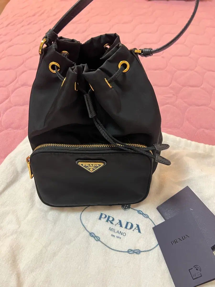 プラダ バケットバッグ リナイロン ブラック