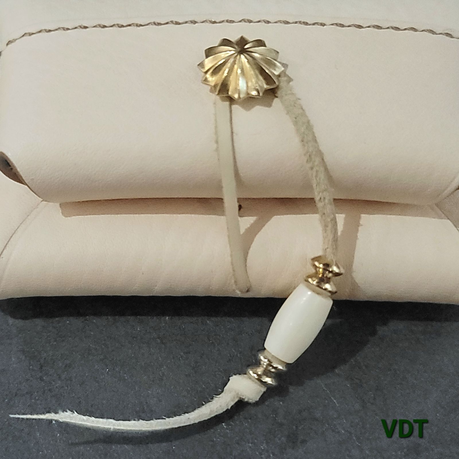 コインケース 真鍮コンチョ 小銭入れ ヌメ革 撥水加工 小物入れ 鹿紐 卸売 ボーンパイプビーズ 牛骨ビーズ 真鍮ビーズ Brassビーズ ビーズ紐  - コインケースの人気通販 | minne byGMOペパボ 国内