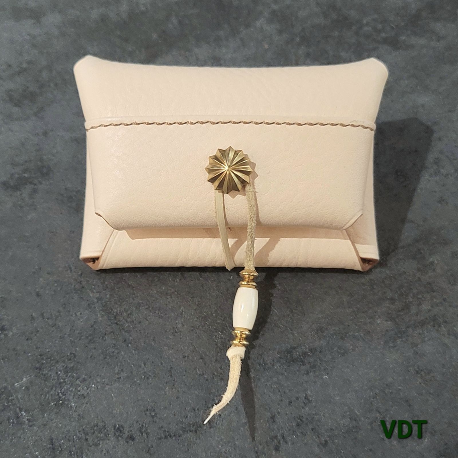 コインケース 真鍮コンチョ 小銭入れ ヌメ革 撥水加工 小物入れ 鹿紐 卸売 ボーンパイプビーズ 牛骨ビーズ 真鍮ビーズ Brassビーズ ビーズ紐  - コインケースの人気通販 | minne byGMOペパボ 国内