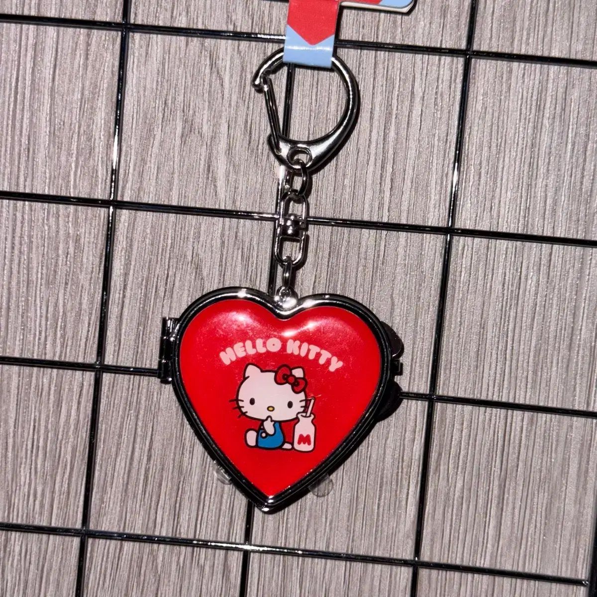 ハローキティ レトロ ハート ミラー キーホルダー - メルカリ