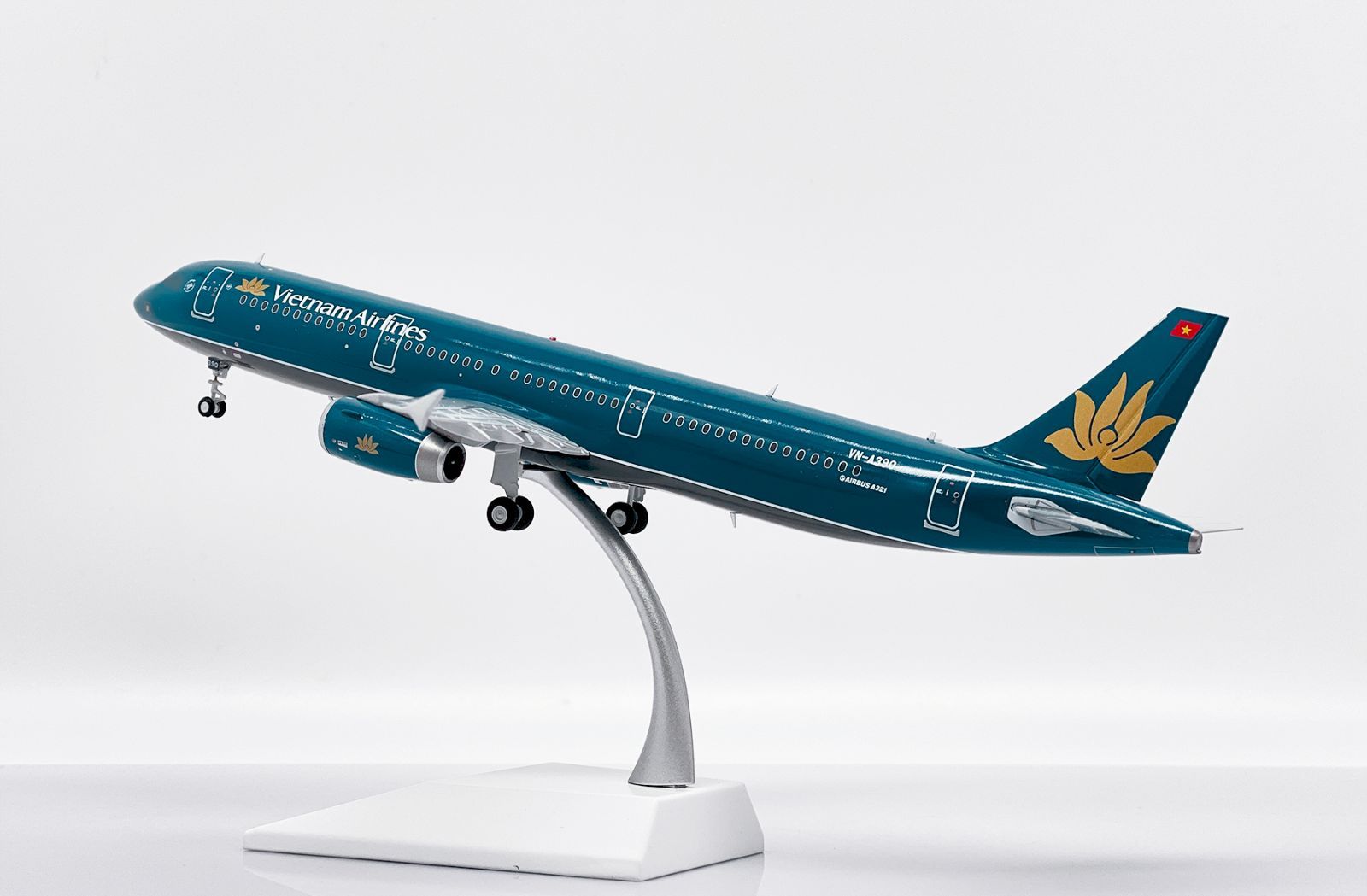 ベトナム航空 A321 VN-A390 1/200 Jcwings ベトナム航空 A321 VN-A390 1/200 LH2421 - メルカリ