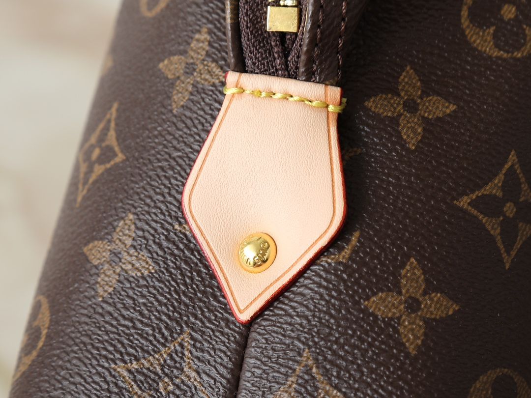 実物の画像 Louis vuittonルイヴィトン モノグラム 化粧ポーチ - メルカリ