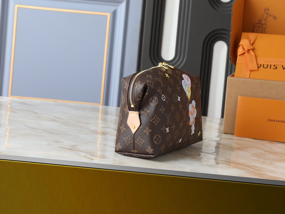 実物の画像 Louis vuittonルイヴィトン モノグラム 化粧ポーチ - メルカリ