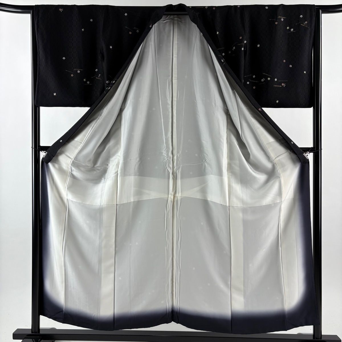  小紋 身丈154 5 cm 裄丈64 M 袷 バチ衿 松葉 花柄 金彩 黒 正絹 秀品 小紋 着物