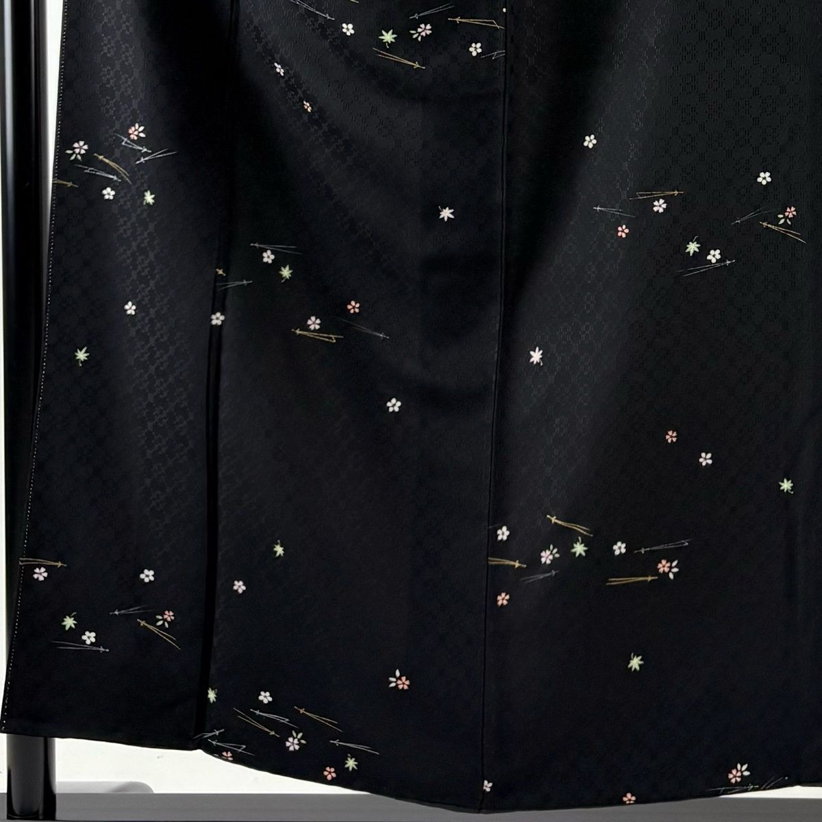 小紋 身丈154.5 cm 裄丈64 M 袷 バチ衿 松葉 花柄 金彩 黒 正絹 秀品