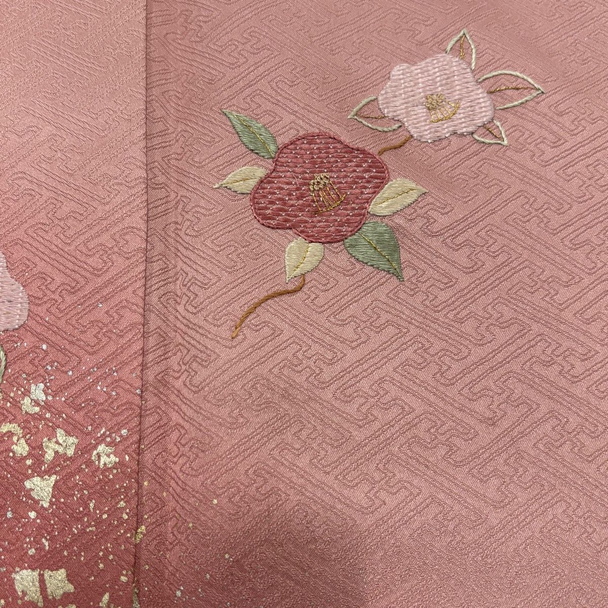 【美品】 付下げ 身丈165cm 裄丈67cm M 袷 椿 地紋 刺繍 金銀彩 ピンク 正絹 秀品 【】