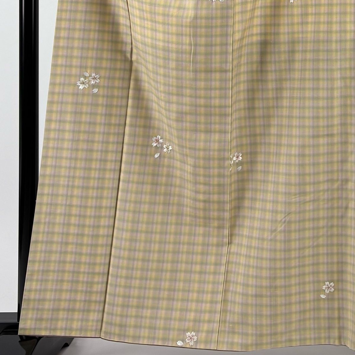 小紋 身丈163 cm 裄丈68 L 袷 紬地 桜 格子 金糸 刺繍 ベージュ 正絹 秀品