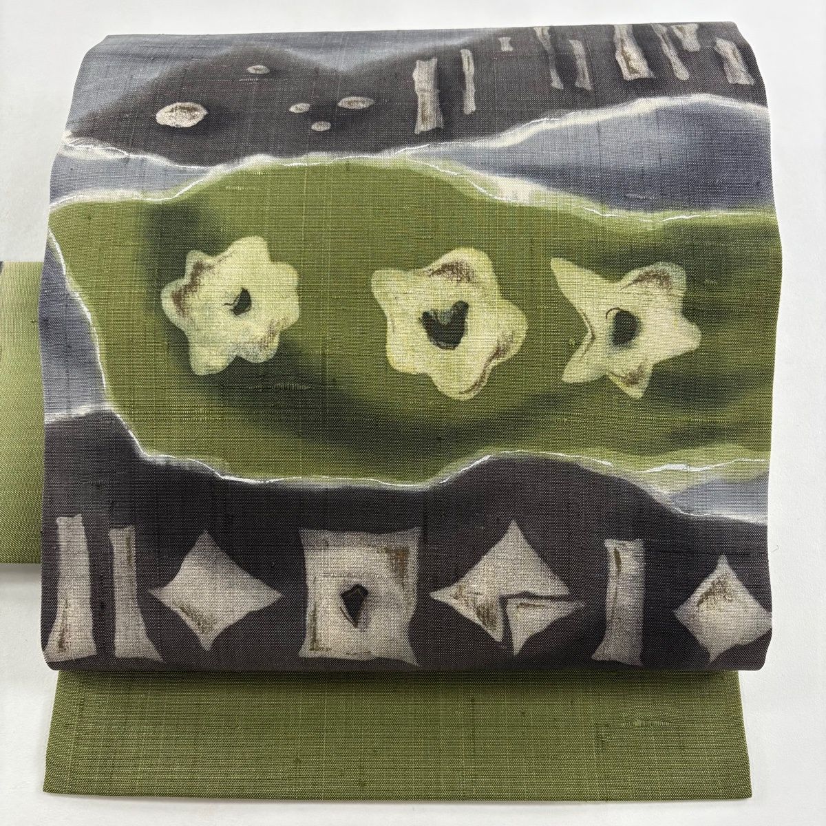 名古屋帯 しょうざん 落款 証紙 生紬 花 幾何学模様 ぼかし よもぎ色 正絹