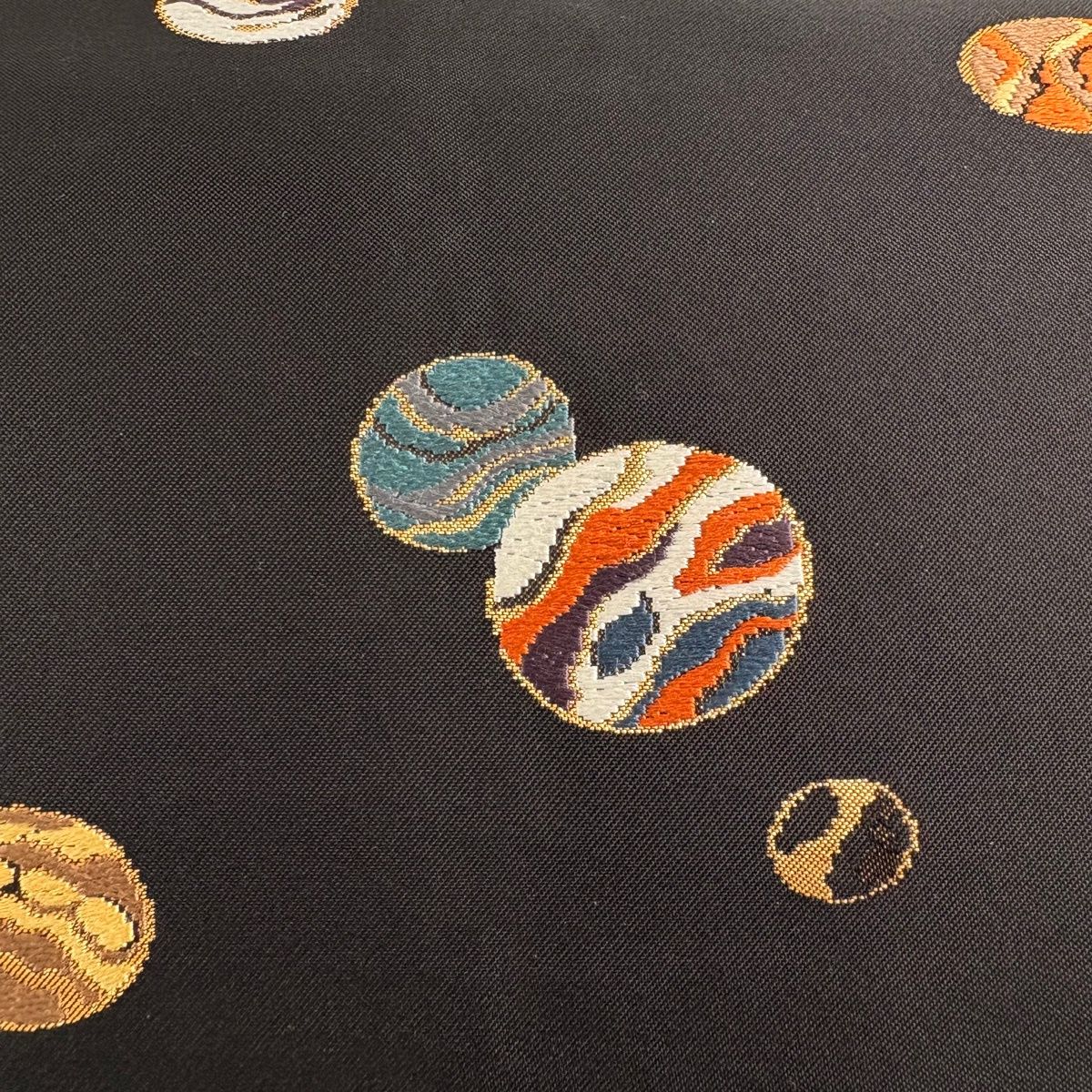 名古屋帯 秀品 幾何学模様 箔 黒灰 正絹