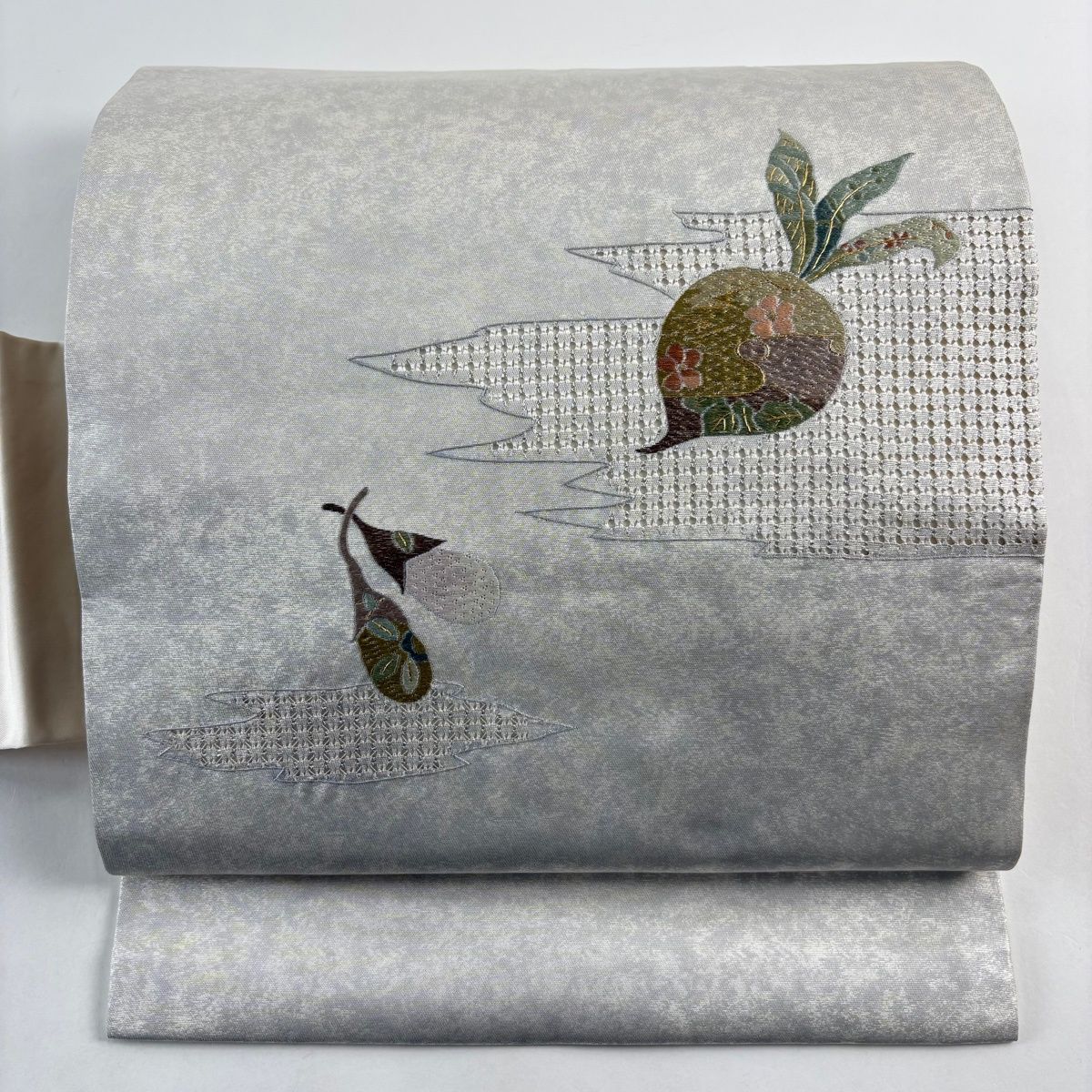 名古屋帯 秀品 生り物 霞 刺繍 箔 灰色 正絹