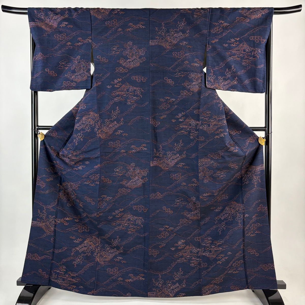 【美品】 小紋 身丈166.5cm 裄丈67cm M 袷 松竹梅 家屋 刺繍 紬地 濃紺 正絹 名品 【】