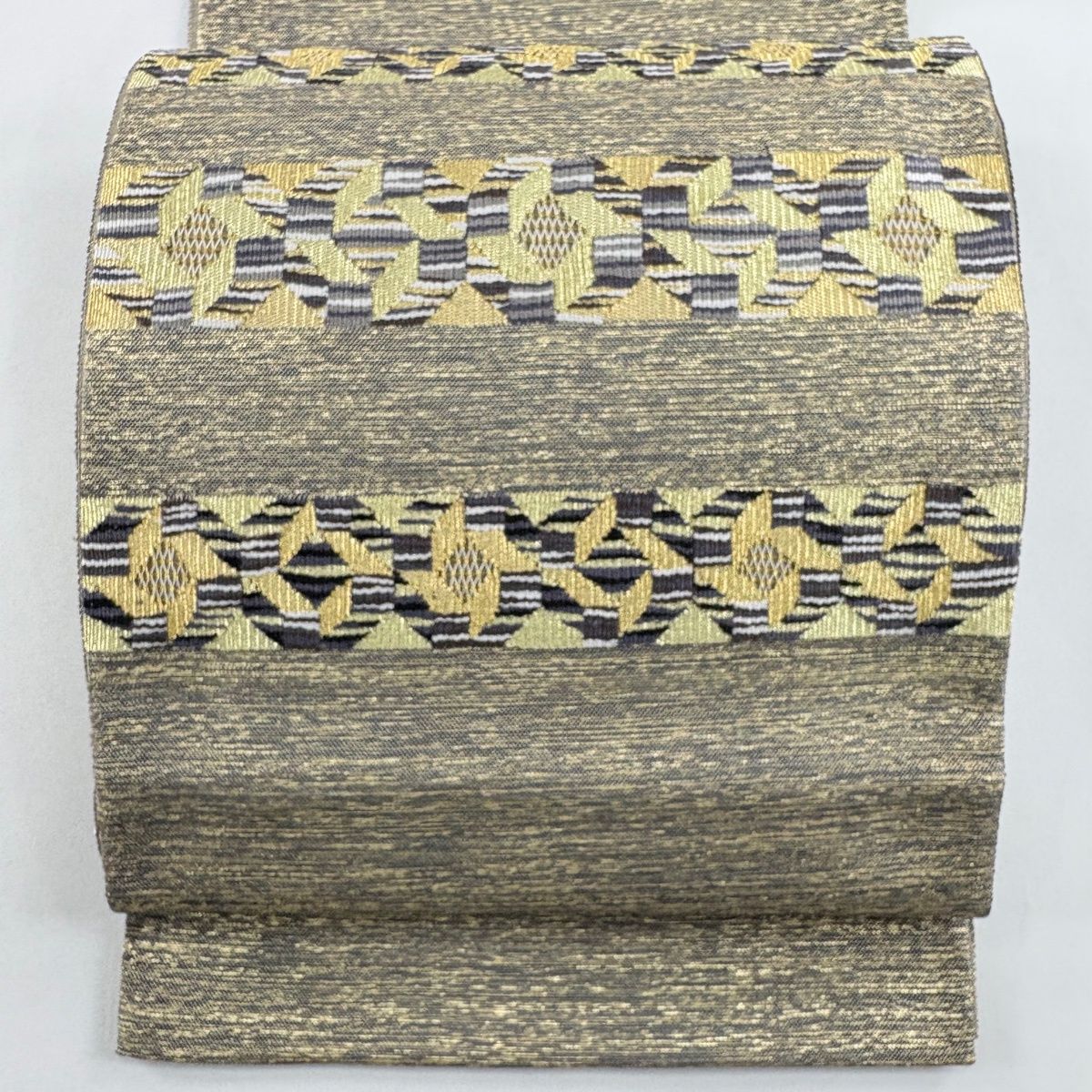 美品】 袋帯 名品 幾何学模様 金糸 金茶 お太鼓柄 正絹 美品】 袋帯 名品 幾何学模様 金糸 金茶 お太鼓柄 正絹