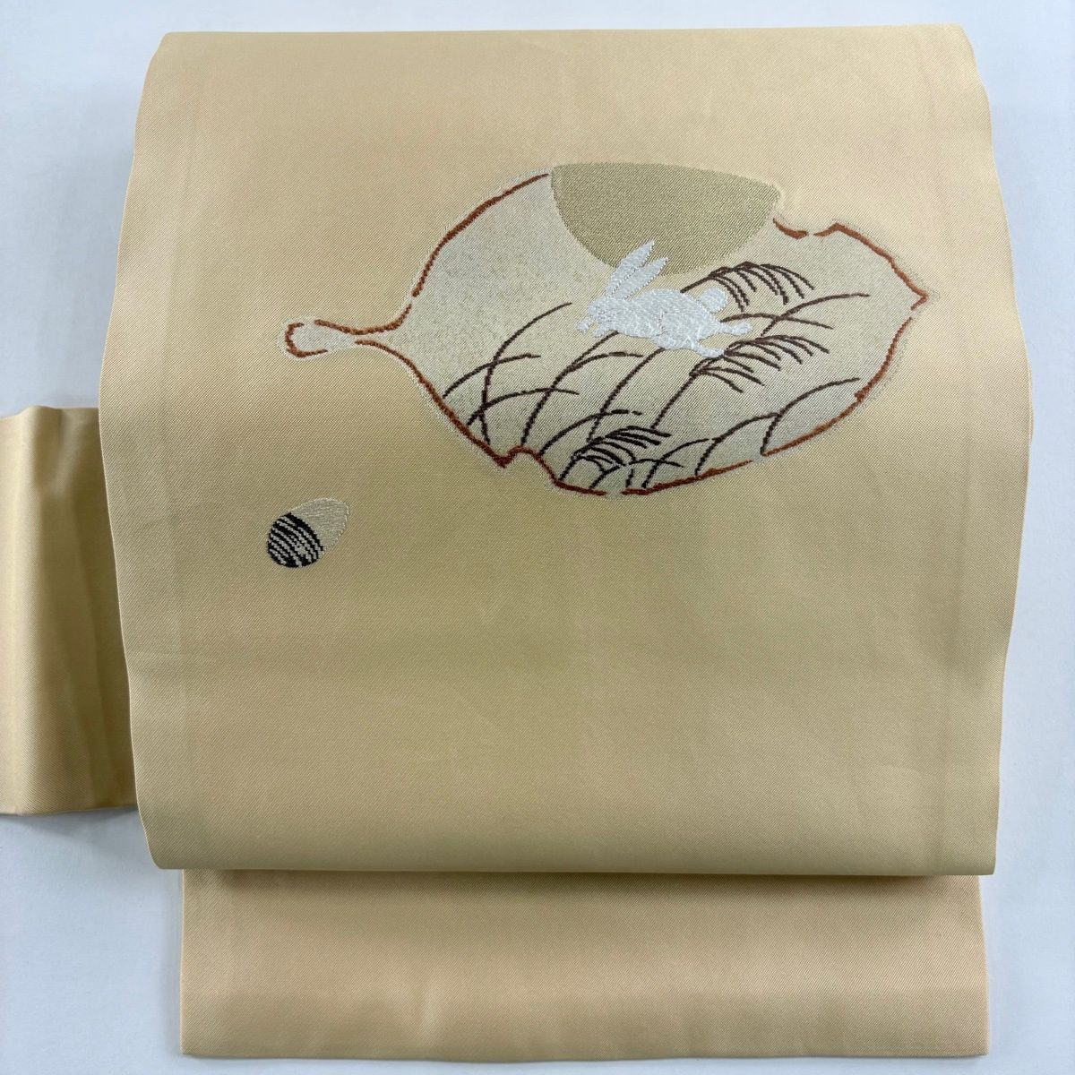 美品】 名古屋帯 名品 兎 葉柄 箔 金糸 薄オレンジ 正絹 【中古 美品】 名古屋帯 名品 兎 葉柄 箔 金糸 薄オレンジ 正絹 【中古