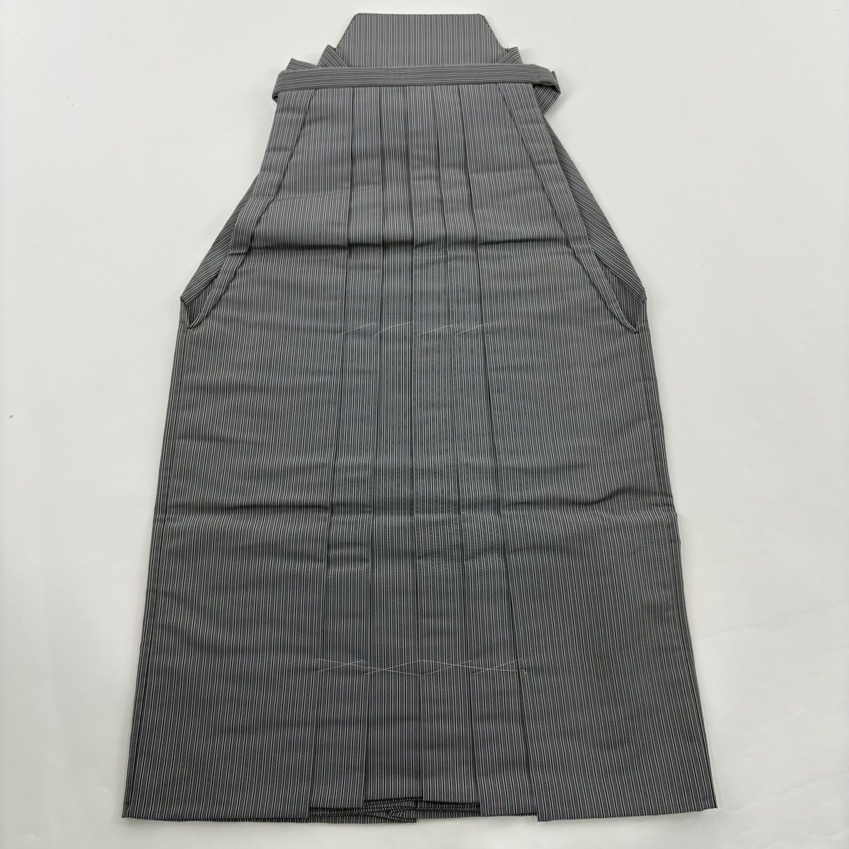 袴 行燈袴 仙台平 落款あり 縦縞模様 灰色 正絹 秀品