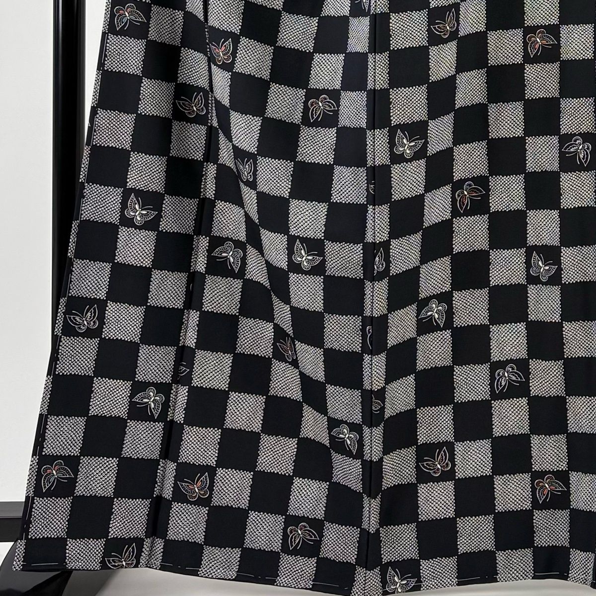 小紋 身丈165 cm 裄丈66 M 袷 市松模様 蝶 黒 正絹 秀品
