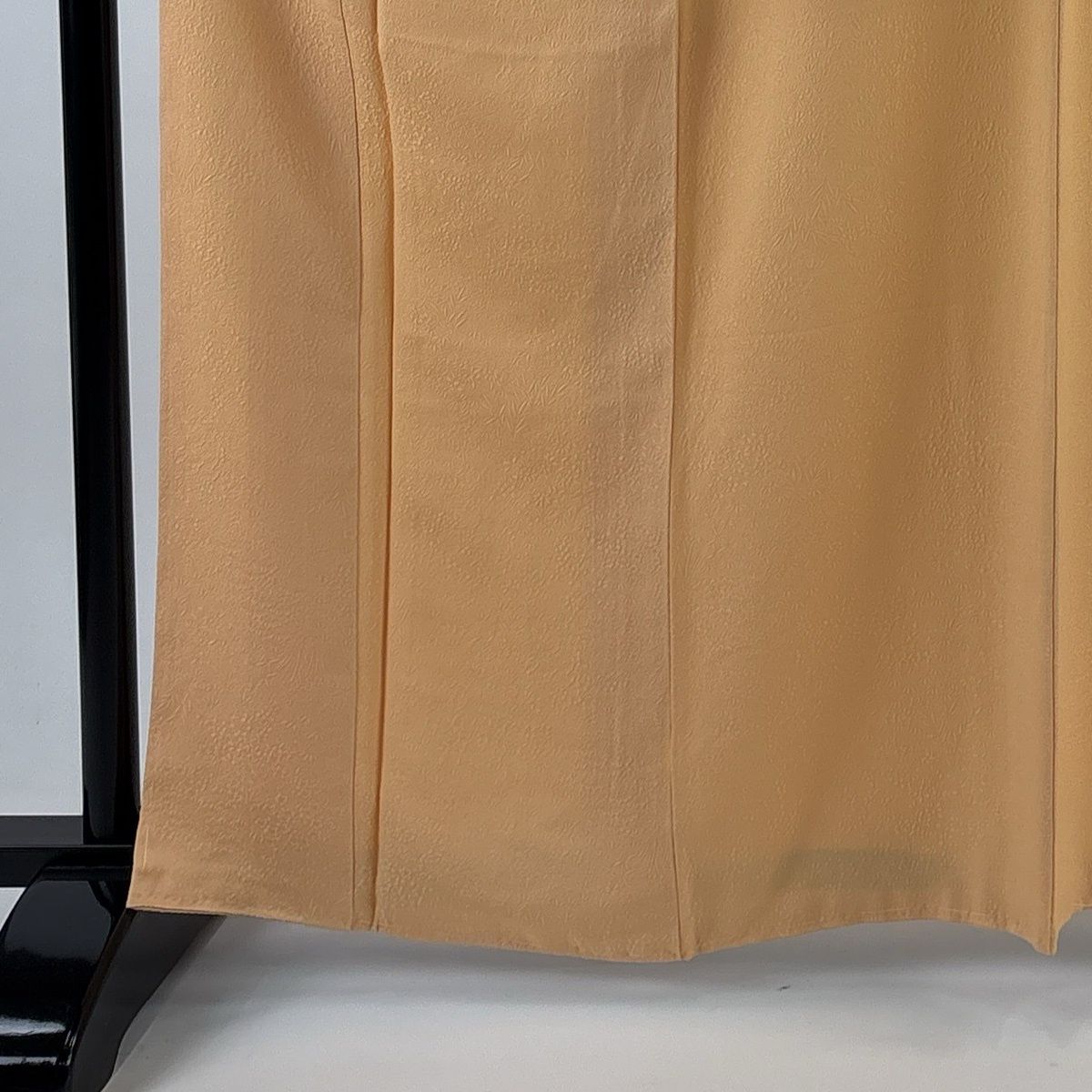 色無地 身丈163.5 cm 裄丈66.5 M 袷 毎田仁郎 落款 地紋 薄オレンジ 正絹 秀品 一つ紋