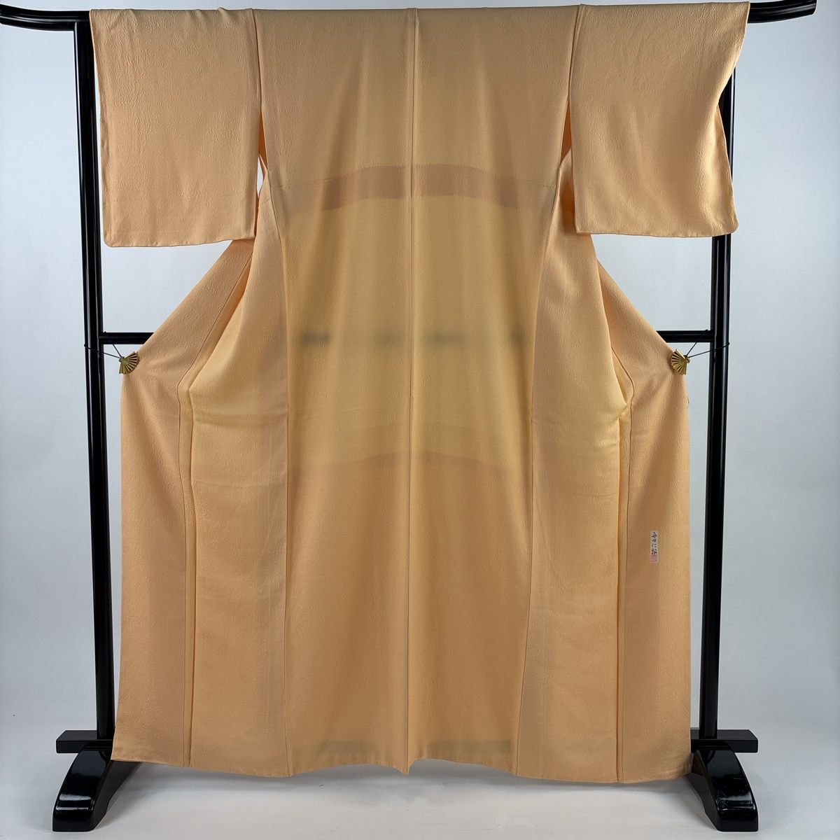 色無地 身丈163 5 cm 裄丈66 M 袷 毎田仁郎 落款 地紋 薄オレンジ 正絹 秀品 一つ紋