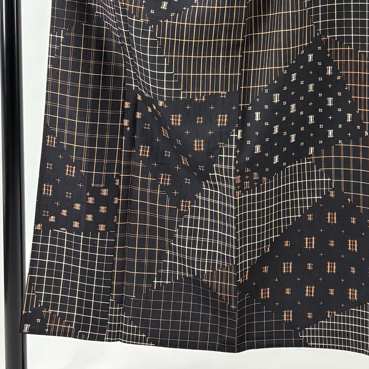 小紋 身丈151 cm 裄丈62 S 単衣 紬地 落款 格子 幾何学模様 黒 正絹 秀品