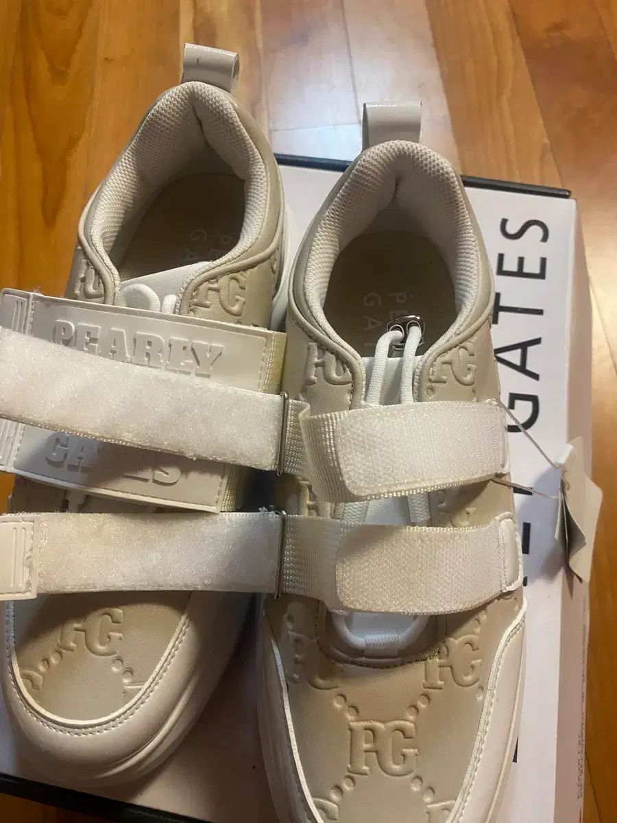 バックル ゴルフシューズ