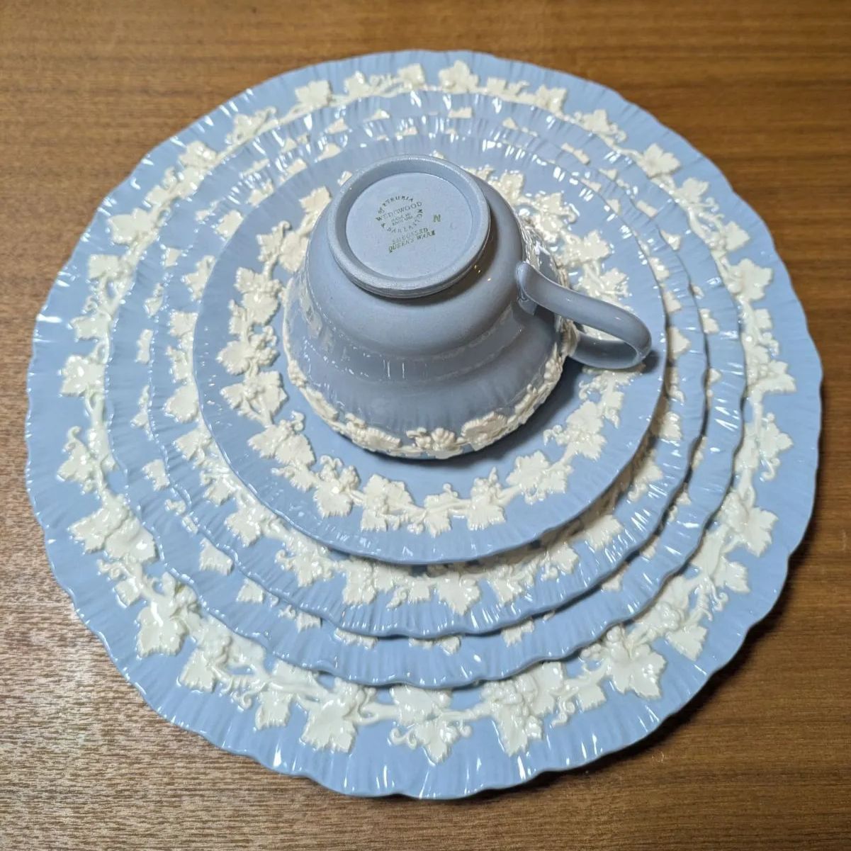 美品 ★ ウェッジウッド エンボス クイーンズウェア クリーム シェルエッジ 美品 ☆ ウェッジウッド エンボス クイーンズウェア クリーム シェル