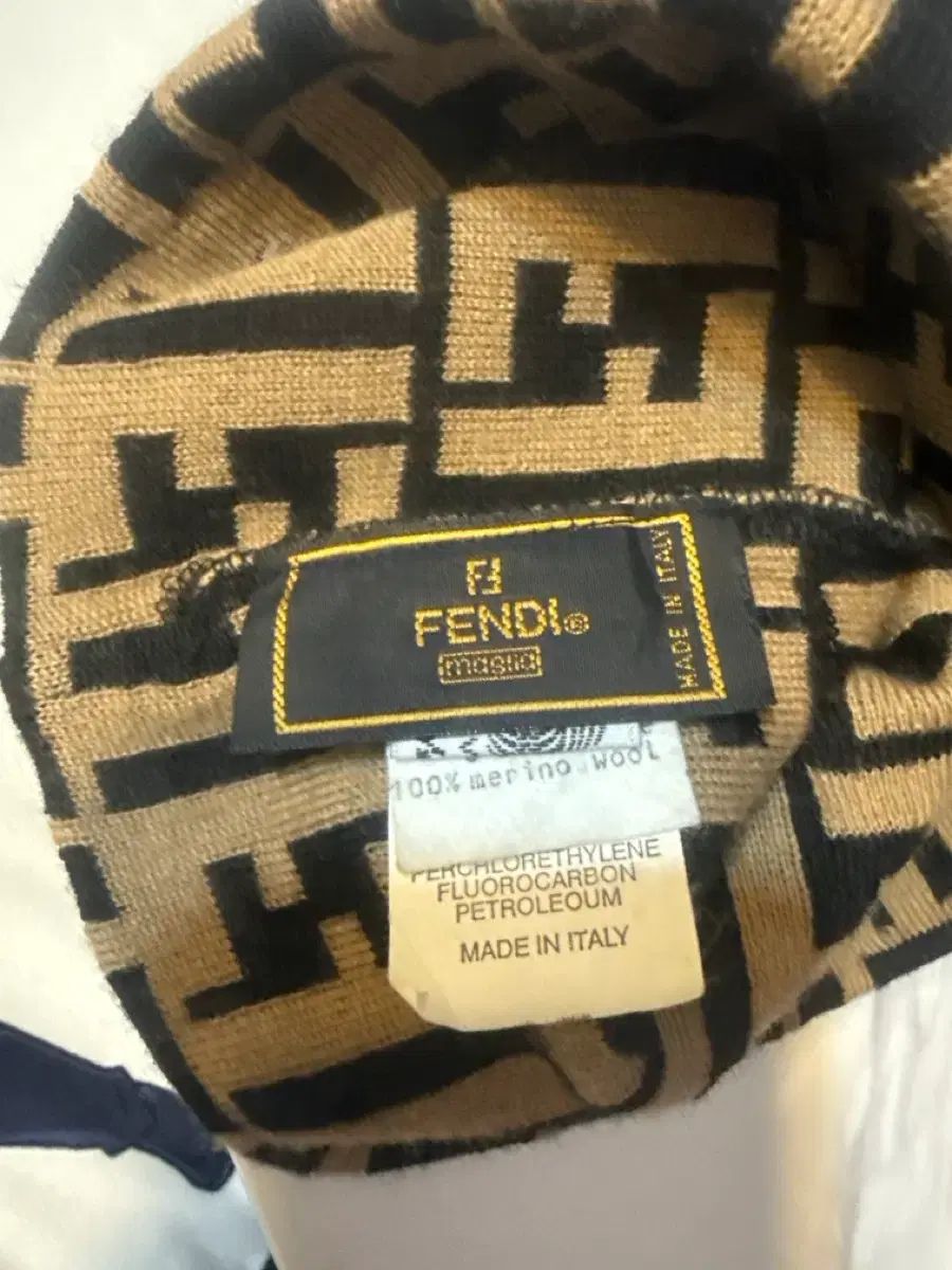 FENDI FXQ538 FFロゴ レオパード ビーニー FENDI FF Logo Round Patch