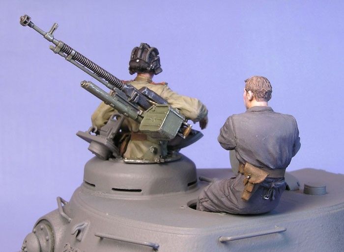 タンクモデル T-35099 1/35 ソビエト JS-2 タンククルー DShK機関銃付