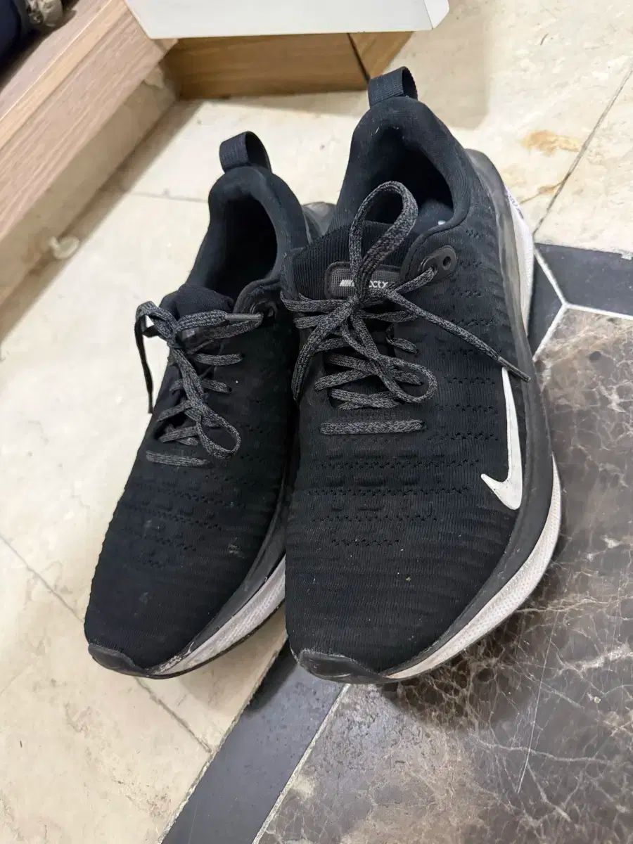 ナイキ 最高 インフィニティ RUN4 ブラック/白 Nike Running Infinity