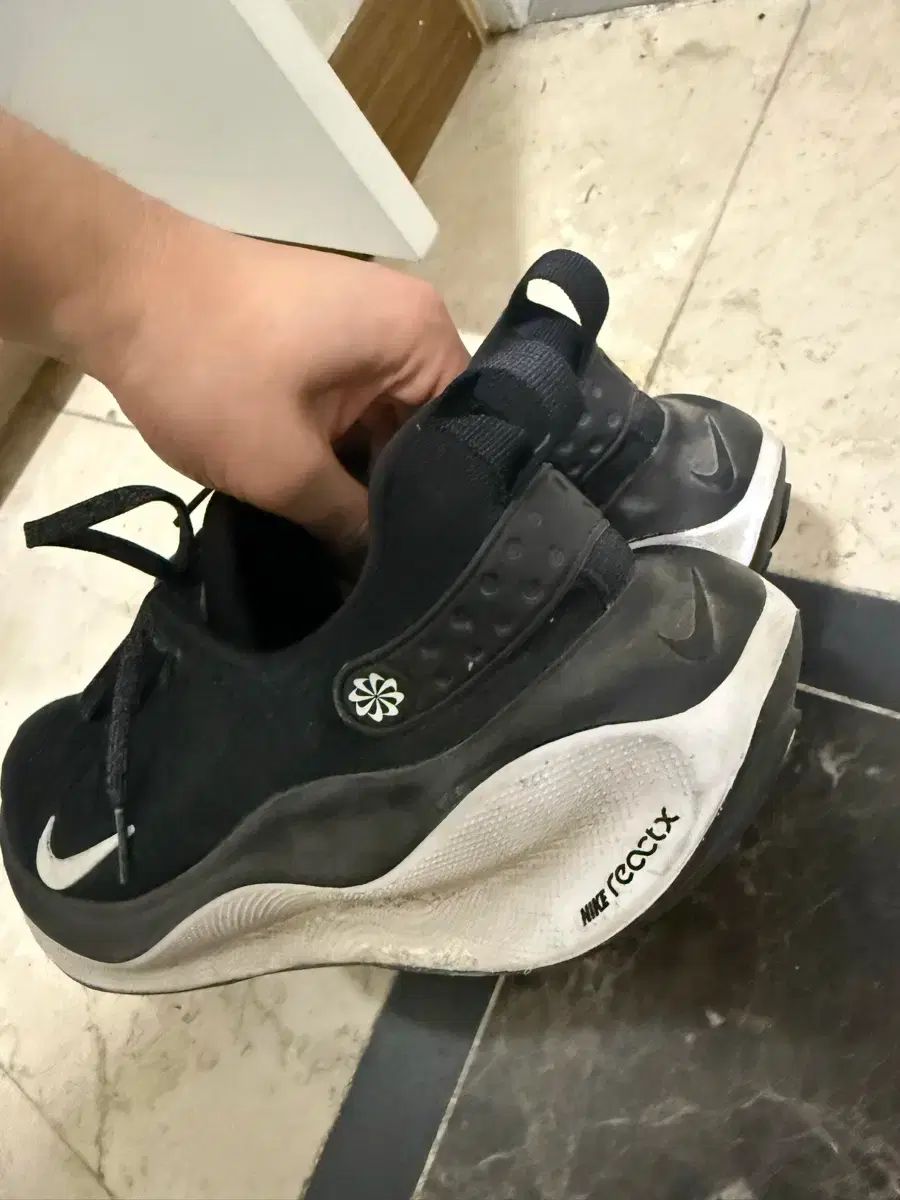 ナイキ 最高 インフィニティ RUN4 ブラック/白 Nike Running Infinity