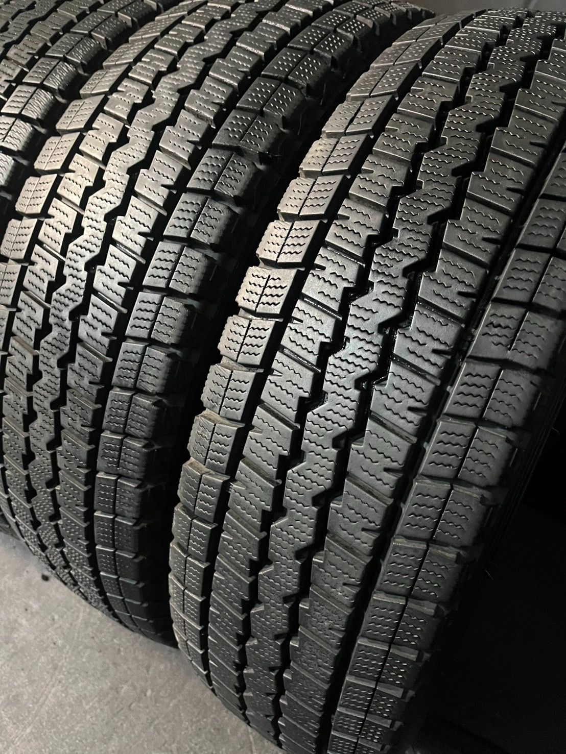  約7 7～9分山 ダンロップ DUNLOP ウィンターマックス WINTER MAXX SV 01 スタッドレス 195 80 R 15 107 105 L LT 4本 h_831 15インチ スタッドレス