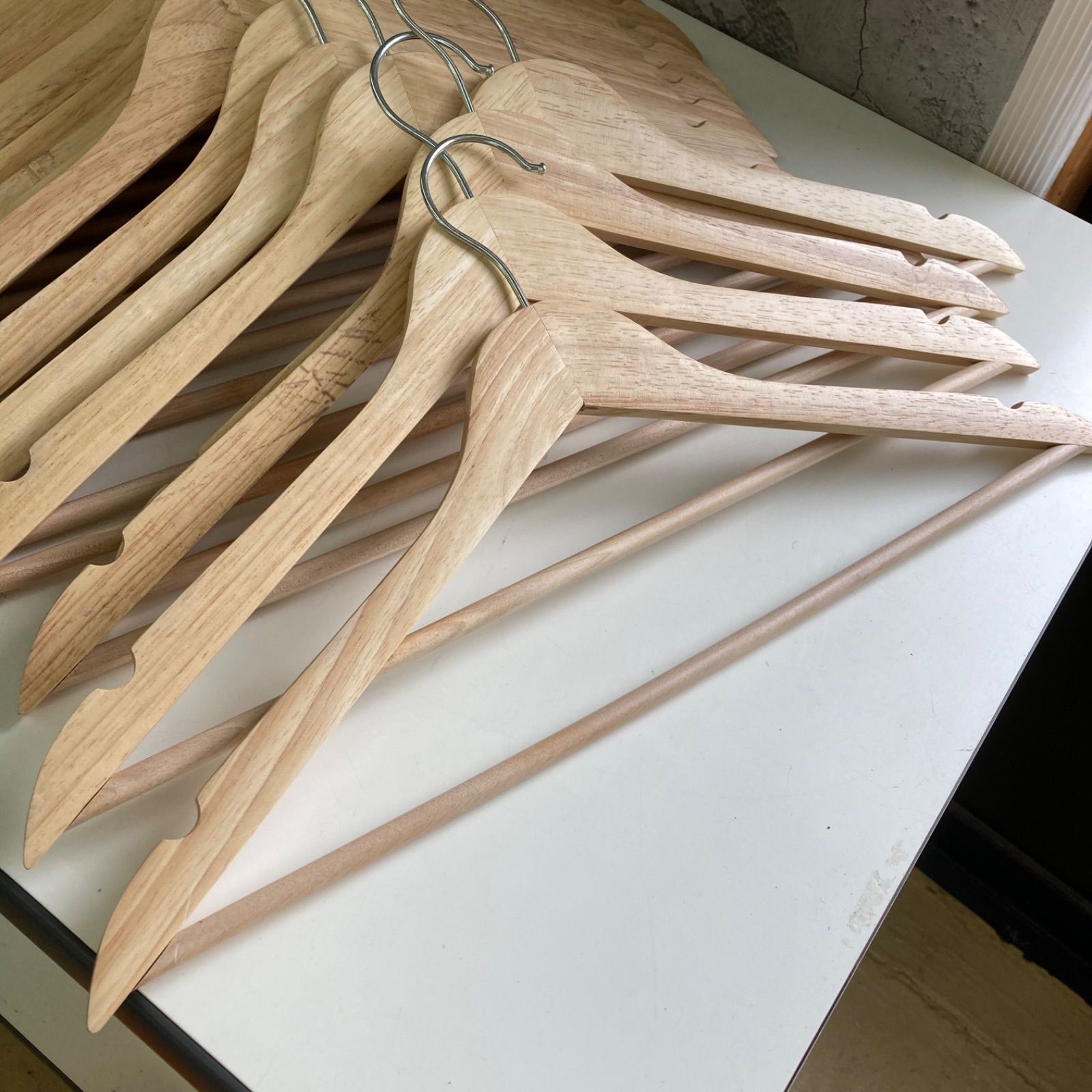 木製ハンガー　まとめ売り まとめ売り 木製ハンガー 衣類ハンガー 39本セット - メルカリ