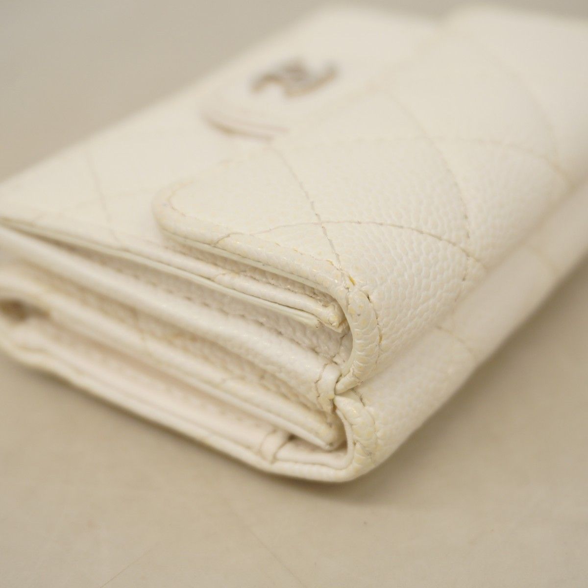 5pa1187】シャネル 三つ折り財布 マトラッセ キャビアスキン ホワイト