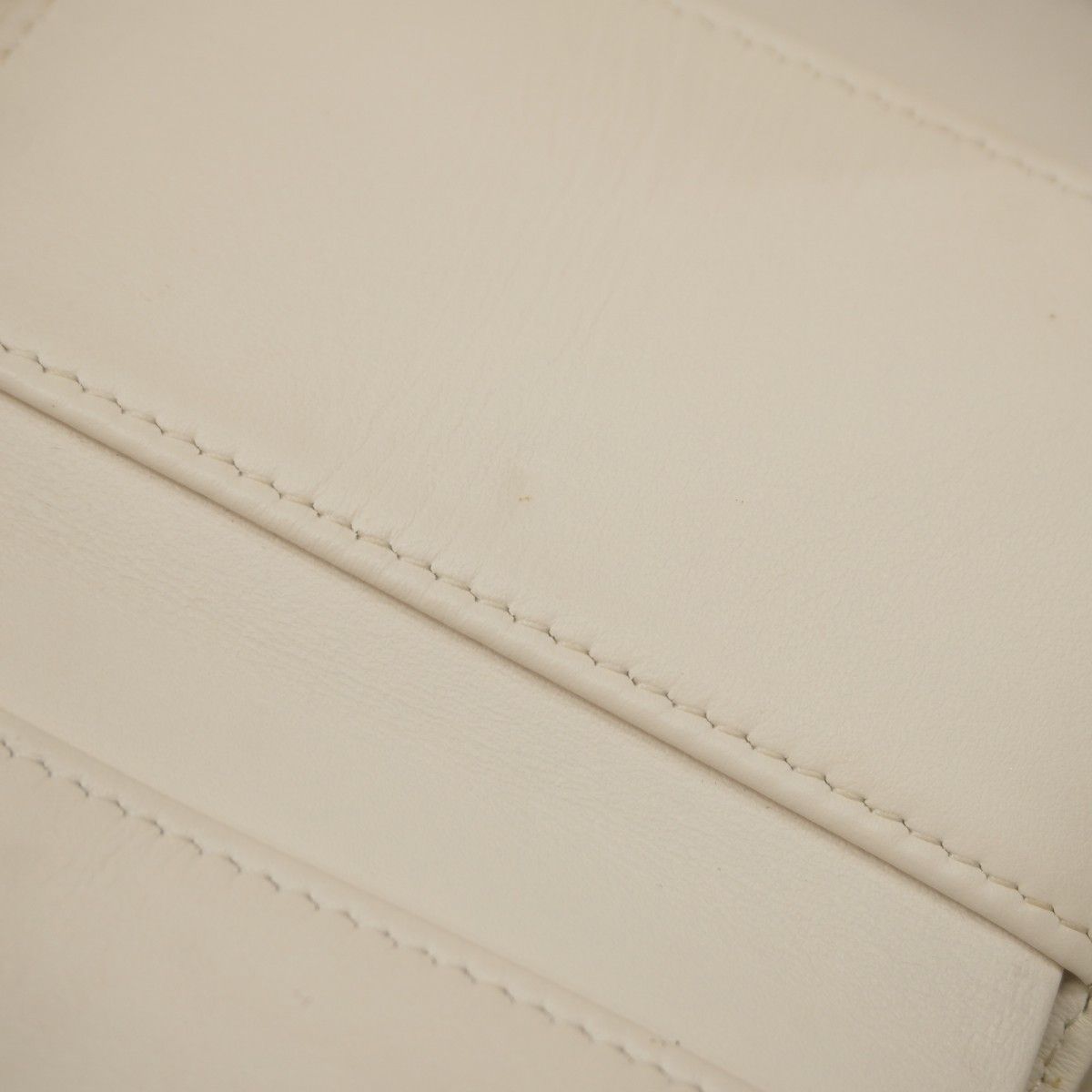 5pa1187】シャネル 三つ折り財布 マトラッセ キャビアスキン ホワイト