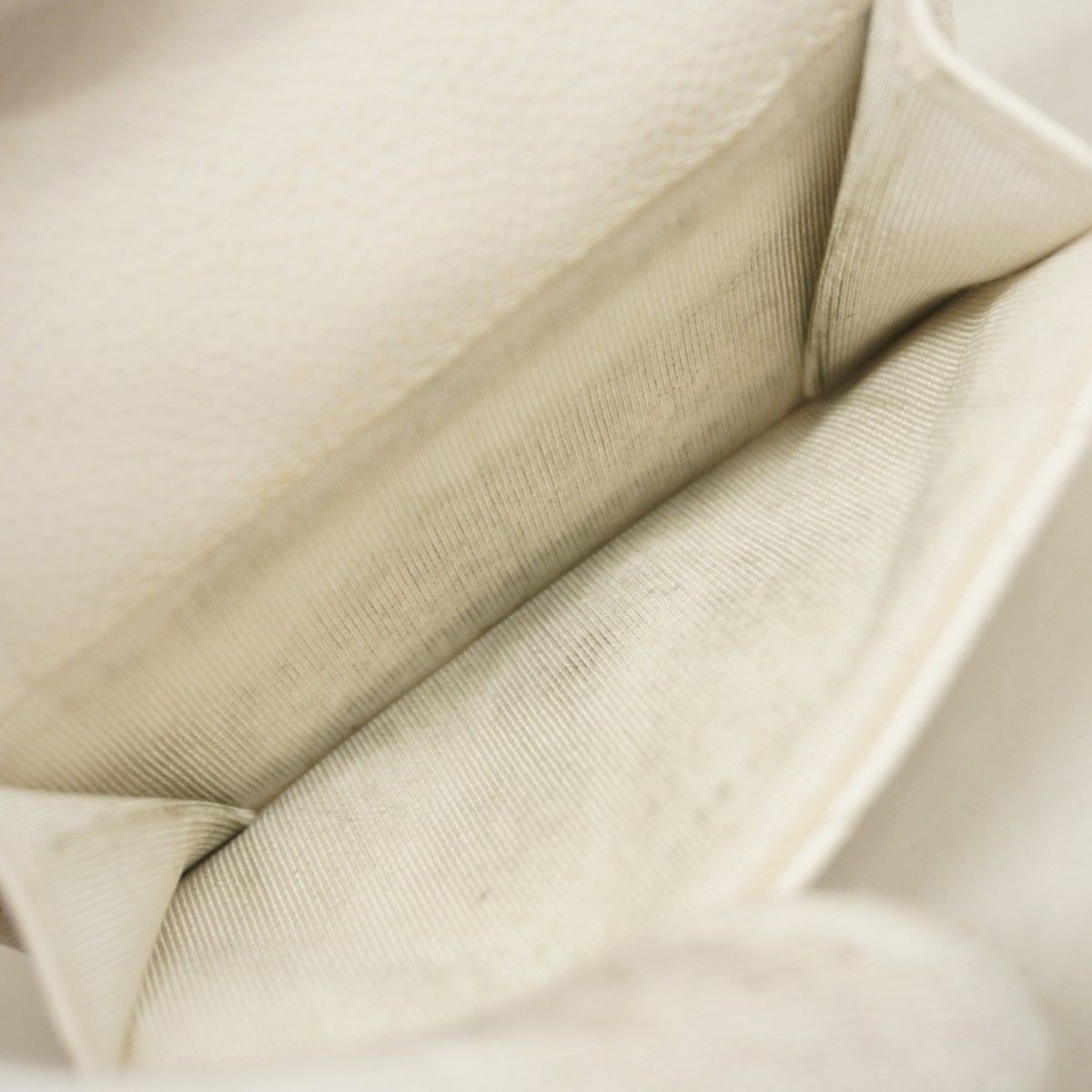 5pa1187】シャネル 三つ折り財布 マトラッセ キャビアスキン ホワイト