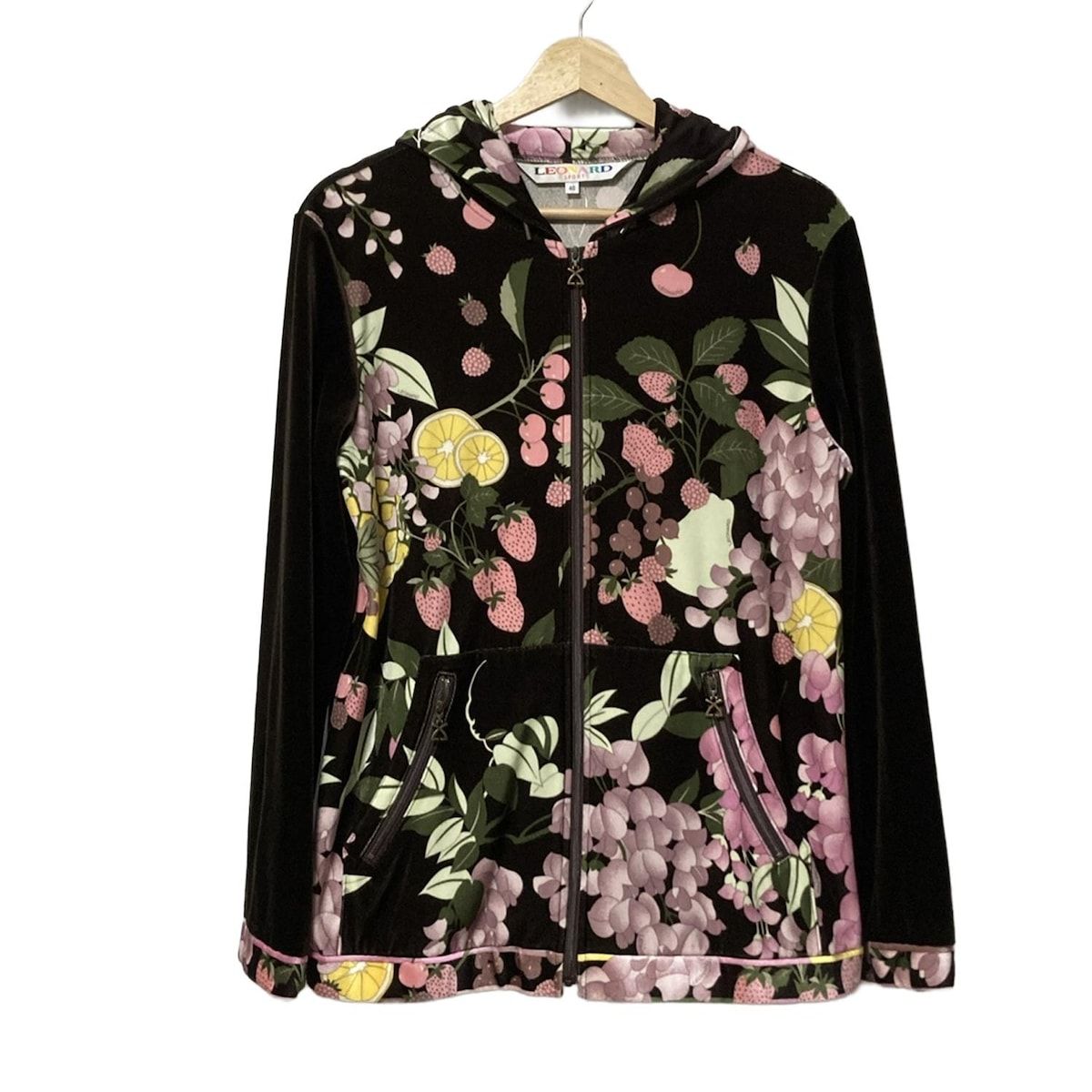 【美品】 レオナールスポーツ　フルジップパーカー　総柄　花柄　軽量 レオナールスポーツ フルジップパーカー 総柄 花柄 軽量 レオナール