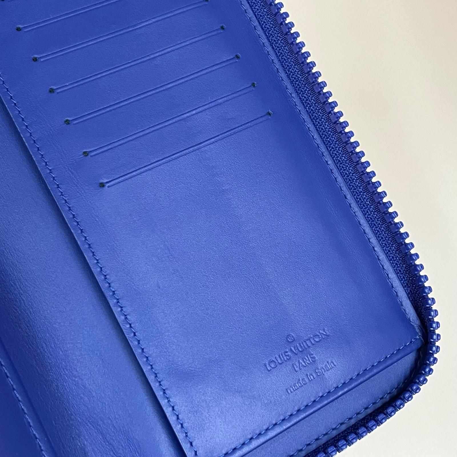 トリヨン ラウンドファスナー長財布