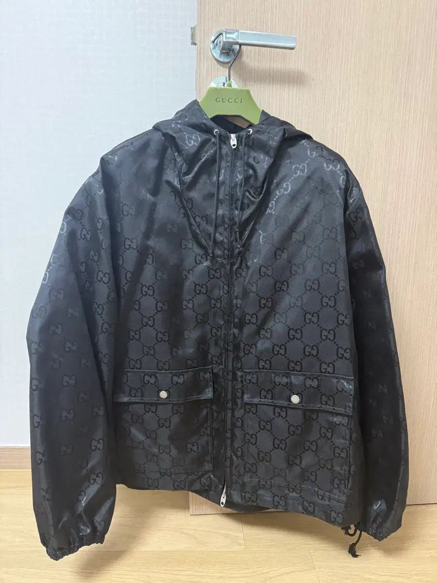 グッチ オフザグリッド GG ロゴ フーディー ウィンドブレーカー ジャケット ブラック