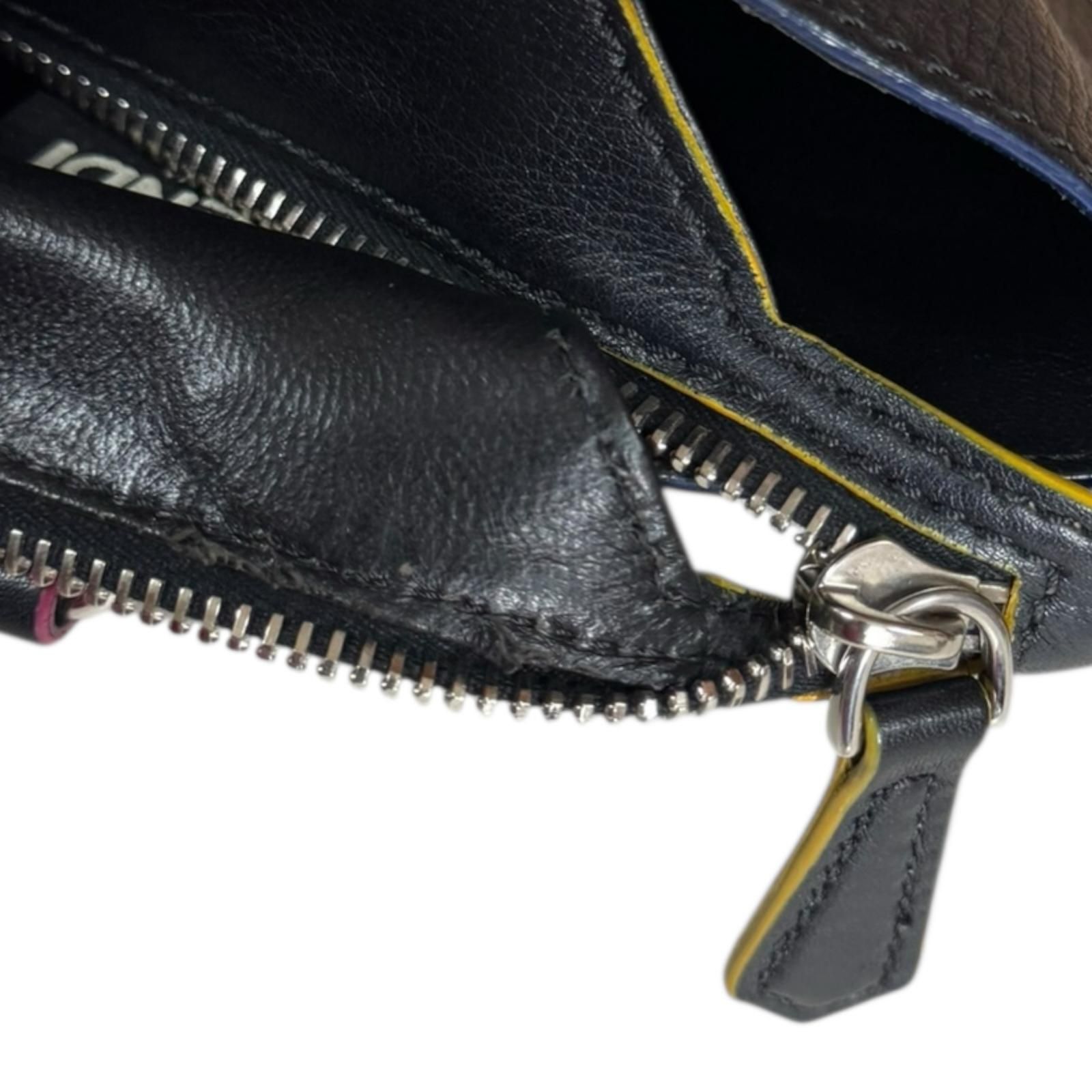 フェンディ プチトロワジュール ショルダーバッグ レザー 8BH333