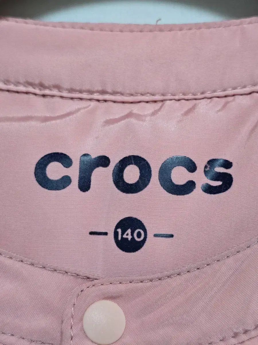 キッズ crocsのフリマアイテム一覧 ダウンベスト ダウン &frasl; ジュニア 女の子 撥水 | アウター ダウンベスト（キッズ・ベビー・マタニティ）の通販 ガールズ 子供服 男の子 - ダウン90