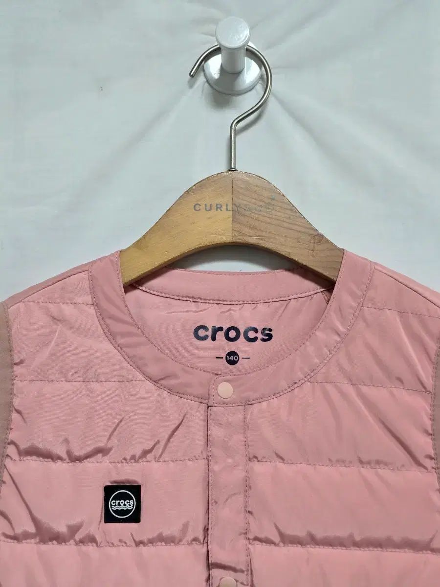 キッズ crocsのフリマアイテム一覧 ダウンベスト ダウン &frasl; ジュニア 女の子 撥水 | アウター ダウンベスト（キッズ・ベビー・マタニティ）の通販 ガールズ 子供服 男の子 - ダウン90