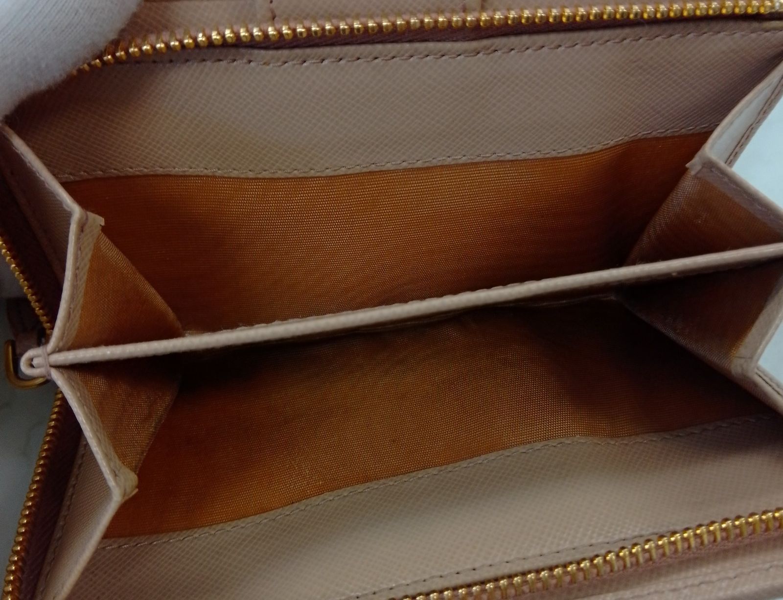 プラダ サフィアーノメタル