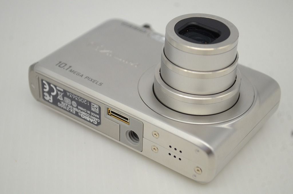 コンパクトデジタルカメラ