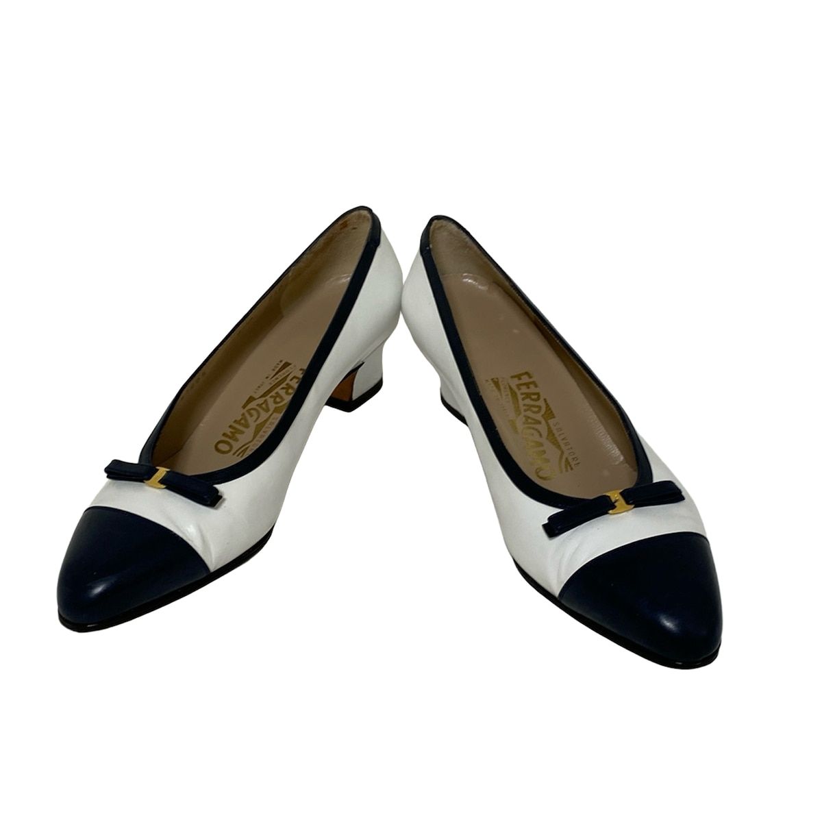 サルバトーレフェラガモ パンプス 6 1/2 D レディース - 白×ネイビー