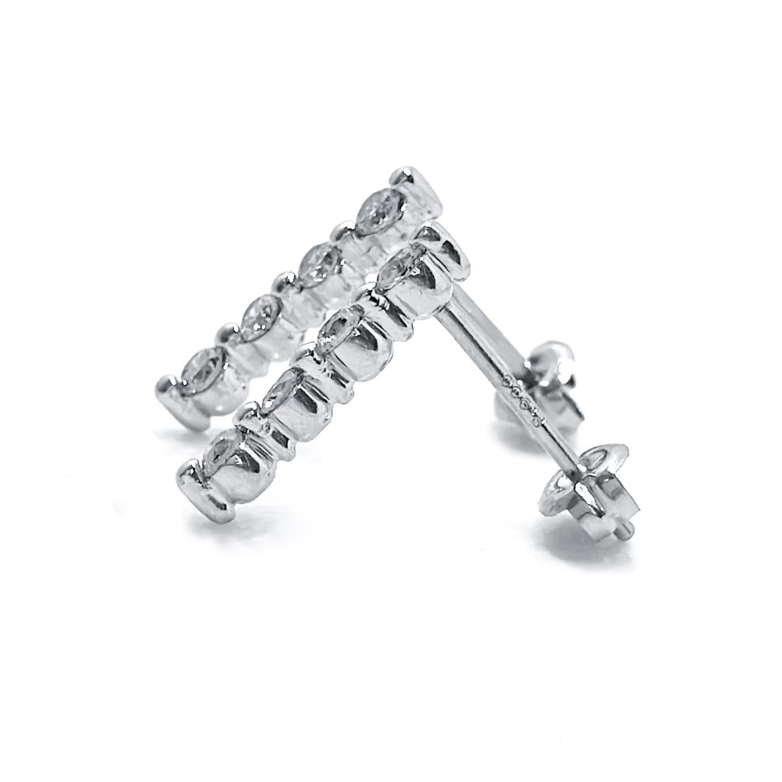 pt 900 天然ダイヤモンド ピアス 小粒 縦ライン 控えめ 上品 連 品 プラチナ キラキラ シンプル アウトレット 宝石 ジュエリー ギフト 誕生石 バースデー ブライダル お祝い 成人 ご褒美 結婚式