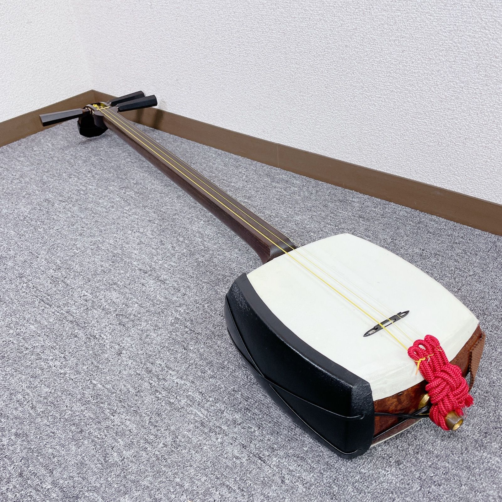 津軽三味線 太棹 段違い溝 紅木 東さわり 犬皮 丸打胴 和楽器 津軽三味線 太棹 紅木 東さわり 丸打胴 正棹 段違い溝 犬皮 - メルカリ