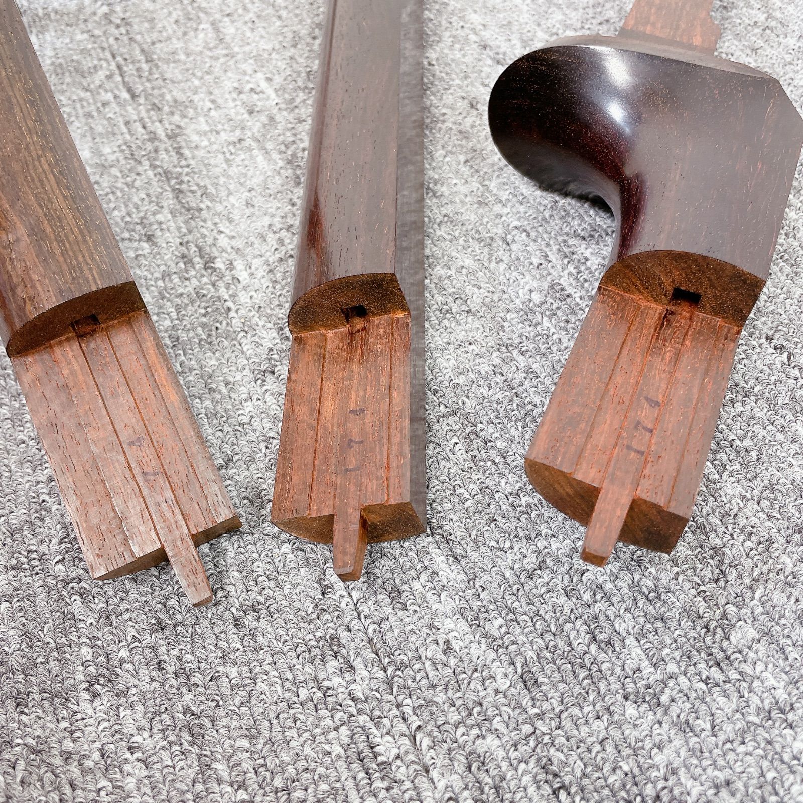 津軽三味線 太棹 紅木 東さわり 丸打胴 正棹 段違い溝 犬皮 - メルカリ